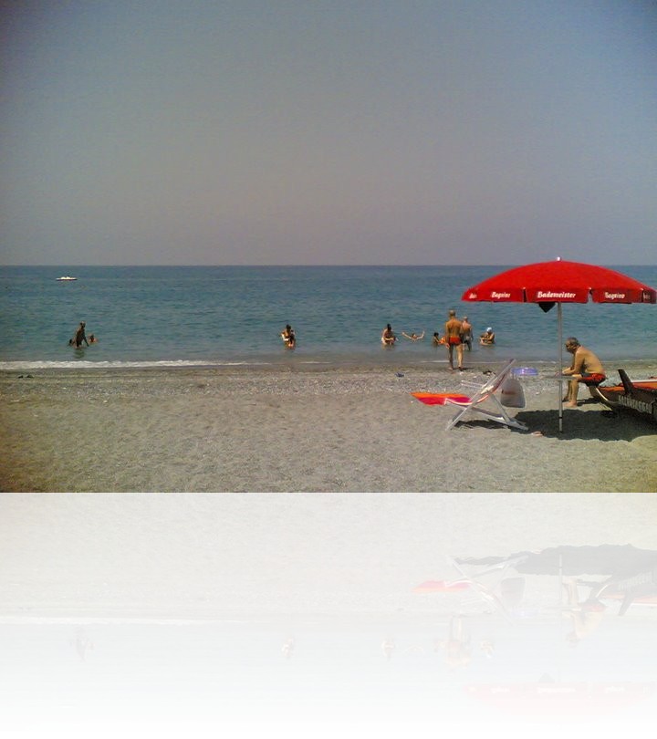 六月還不是這裡的熱季,海灘顯得清靜多了|||http://www.adeleliu.com/MEDIA_FILES/SLIDE_SHOW/SCALEA2006/IMG_5110491146532607.jpg